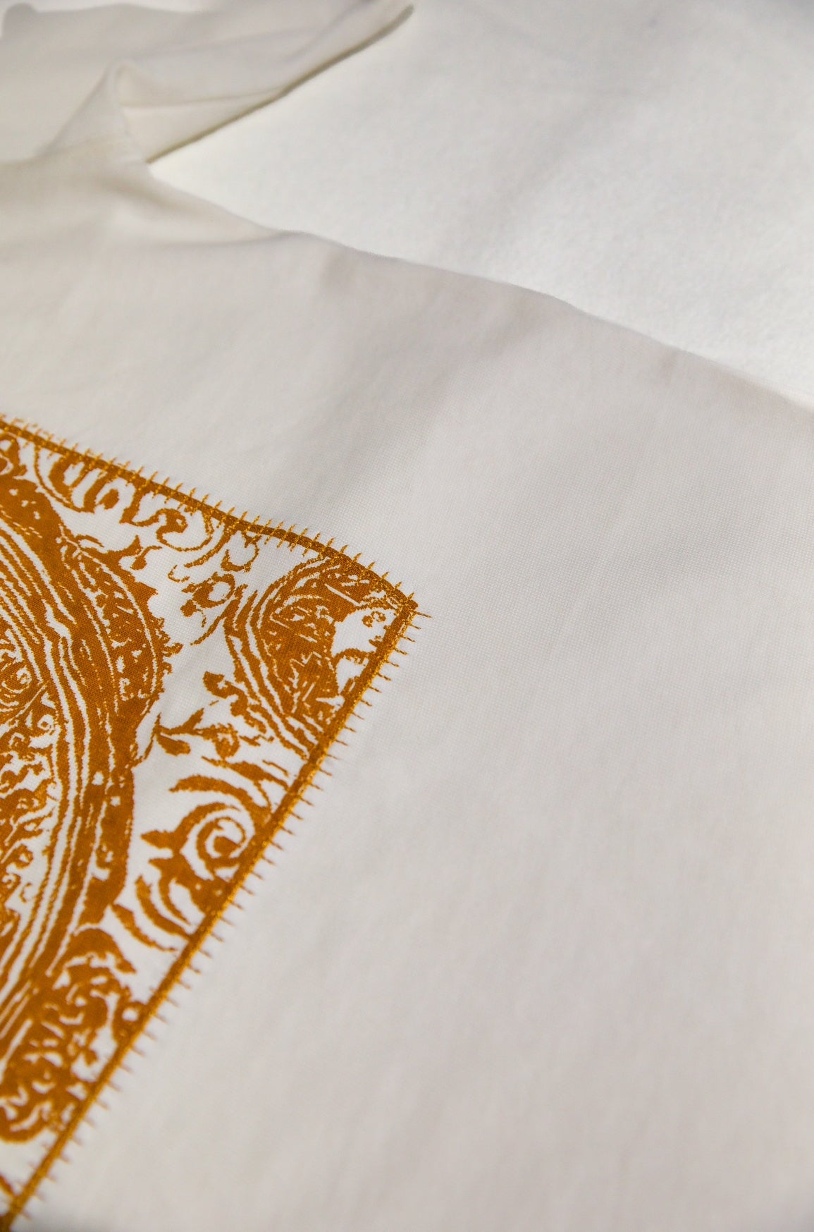"RAJA" PRINTED & EMBROIDERED T-SHIRT